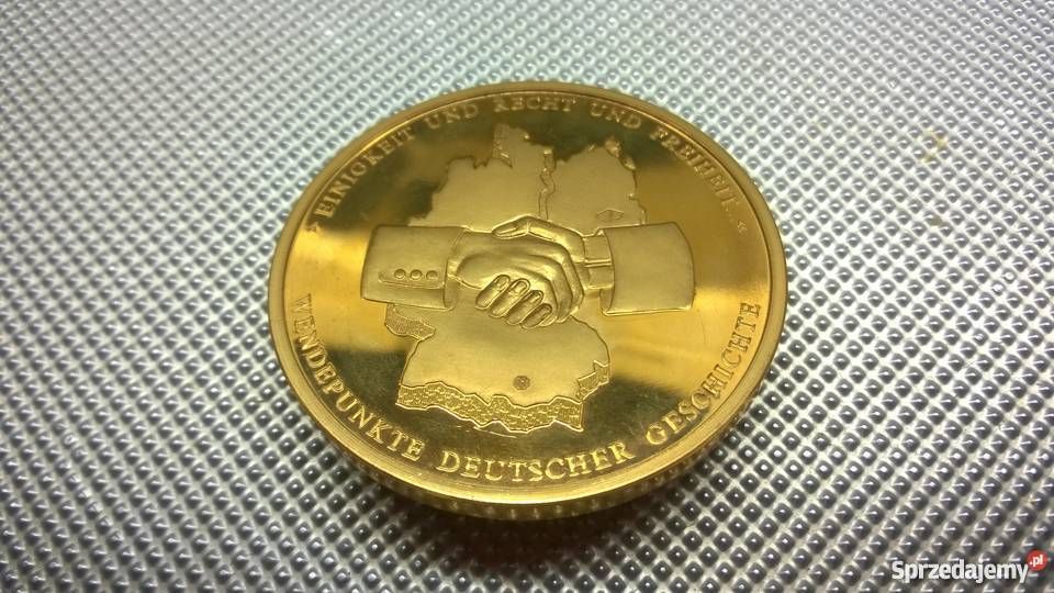 Medal z oryginalną częścią muru berlińskiego