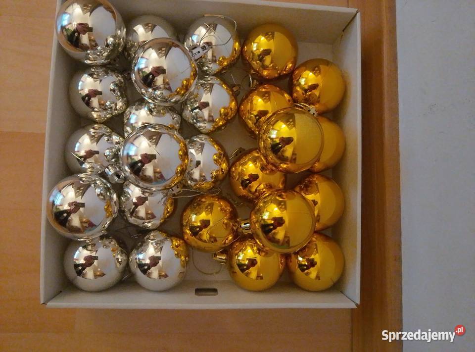 Komplet 14 srebrnych i 11 złotych bombek na Warszawa