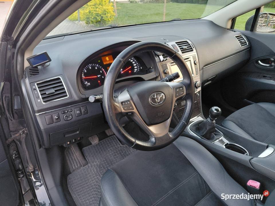 Toyota Avensis w stanie i wyposażeniu Nowiny