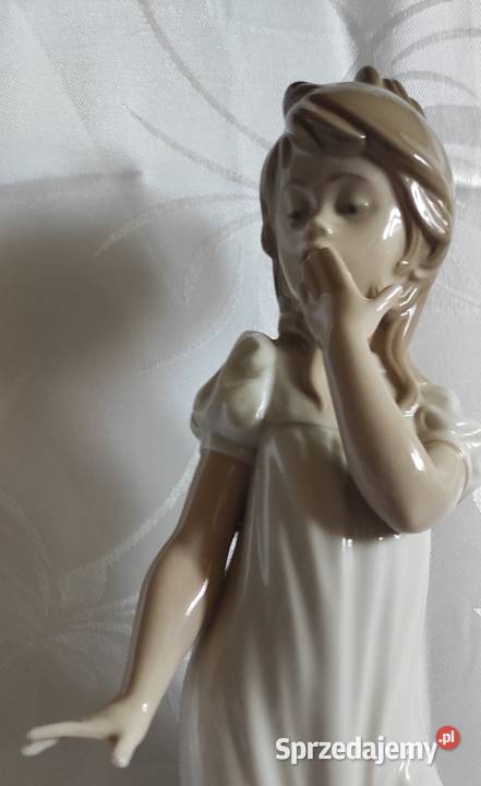Figurka NAO autorstwa Lladro przedstawiająca Pabianice