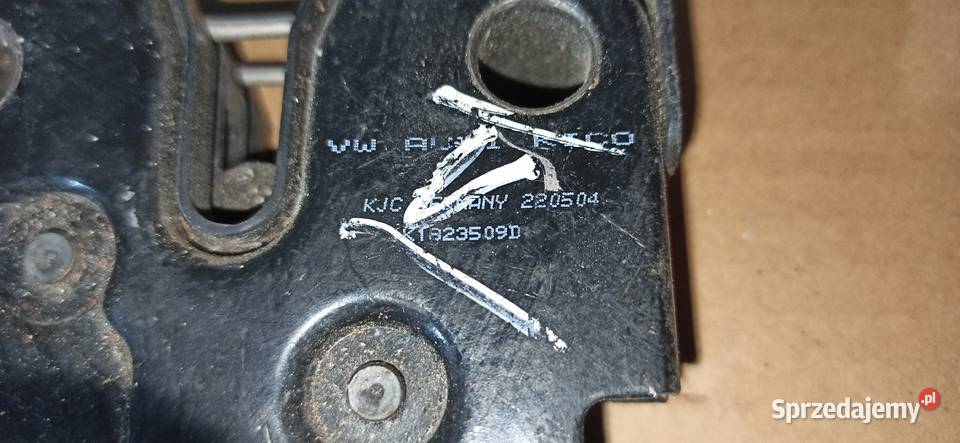 Zamek maski przedniej Golf V Przód 1K1823509D Dębica