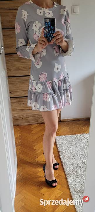 Piękna szara sukienka w kwiaty w kolorze różu Spódnice i sukienki