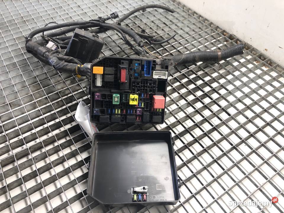 SKRZYNKA BEZPIECZNIKÓW MITSUBISHI OUTLANDER III