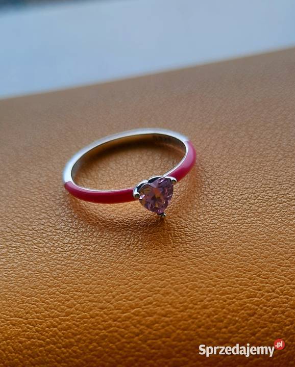 Nowy srebrny pierścionek pokryty emalią z różową