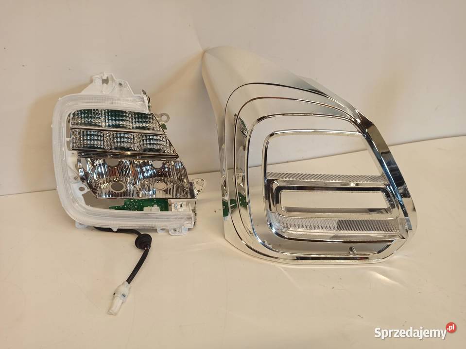 SUZUKI SWIFT MK8 WNĘTRZE RAMKA LAMPY LEWY TYŁ