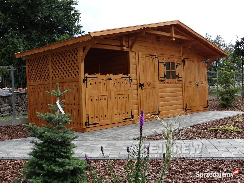 Schowek z oknem i dwuboksową drewutnią domek pod
