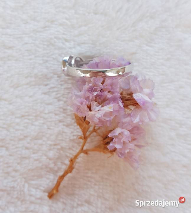 Nowy pierścionek białe oczko srebrny kolor