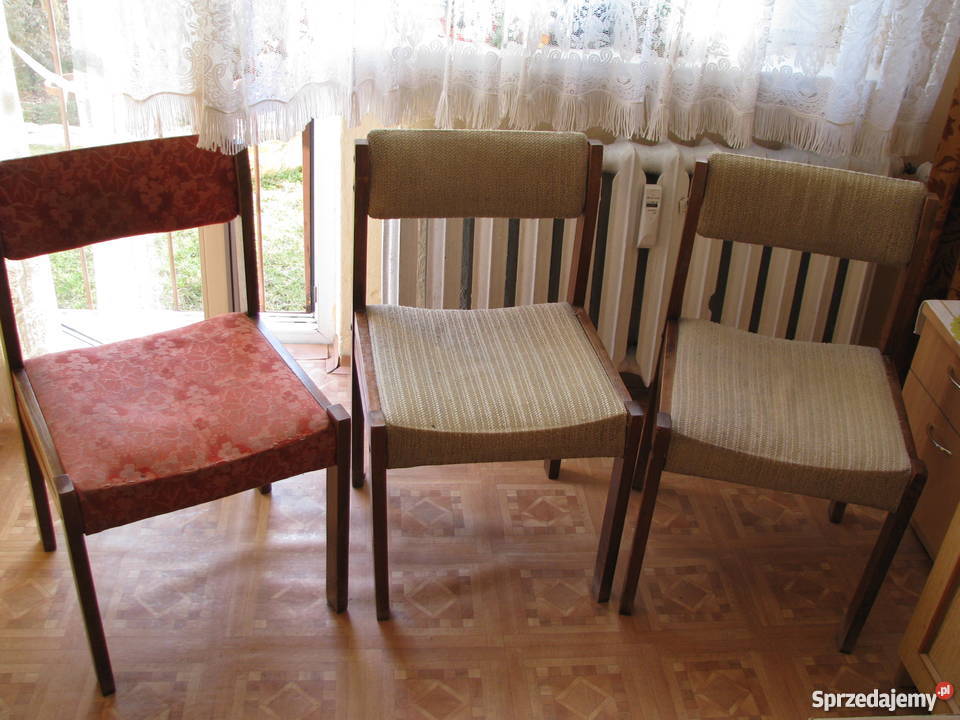 Stare, solidne, drewniane krzesła tapicerowane PRL