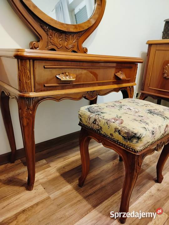 Toaletka Ludwikowska z pięknym pufem pomorskie