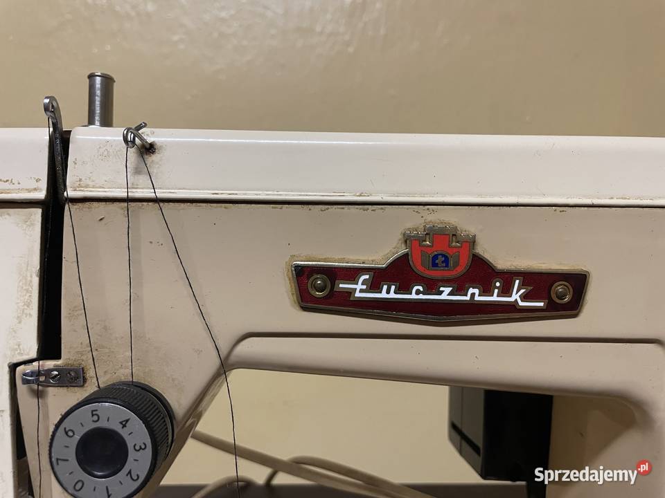 Maszyna do szycia Łucznik ze stołem Łążek