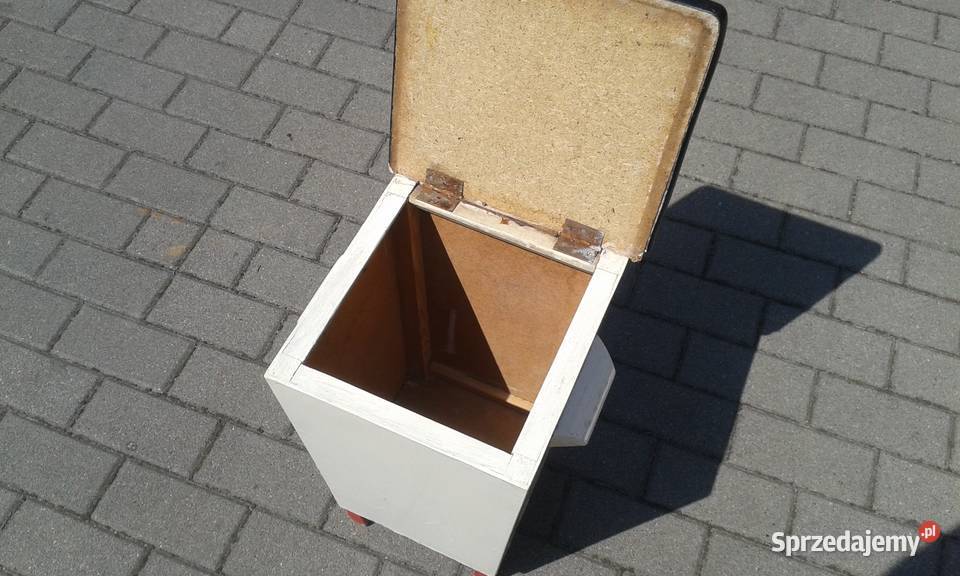 Ciekawy drewniany taboret ze schowkiem design
