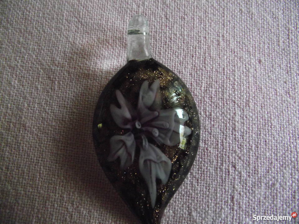 PRZEWIESZKA ZE SZKŁA WENECKIEGO Z ZATOPIONYM Naszyjniki