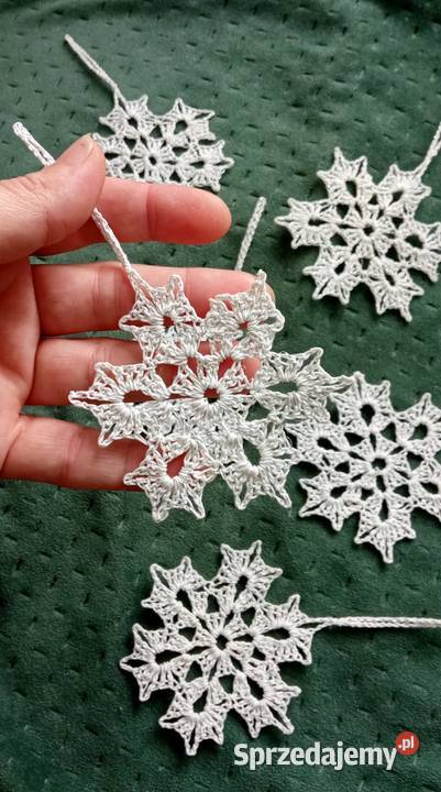 Biało złote śnieżynki wykonane na szydełku