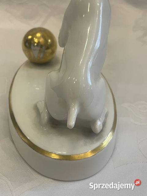 Porcelanowa figurka pieska z pozłacaną kulą LHS Kraków