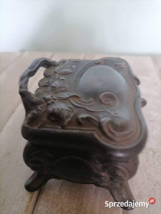 Stara szkatułka zdobiona ornamentami małopolskie Kraków