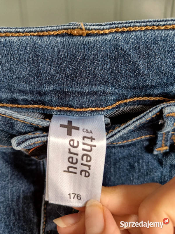 Ciemnoniebieskie ładnie przetarte jeansy CA r C&A Dąbrowica