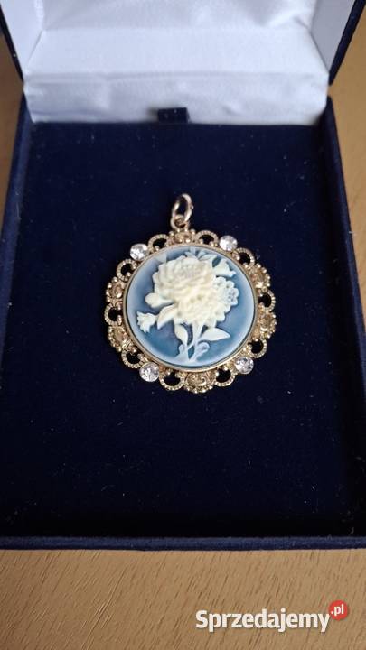 Sprzedam zabytkowy wisiorek z kameą Wedgwood