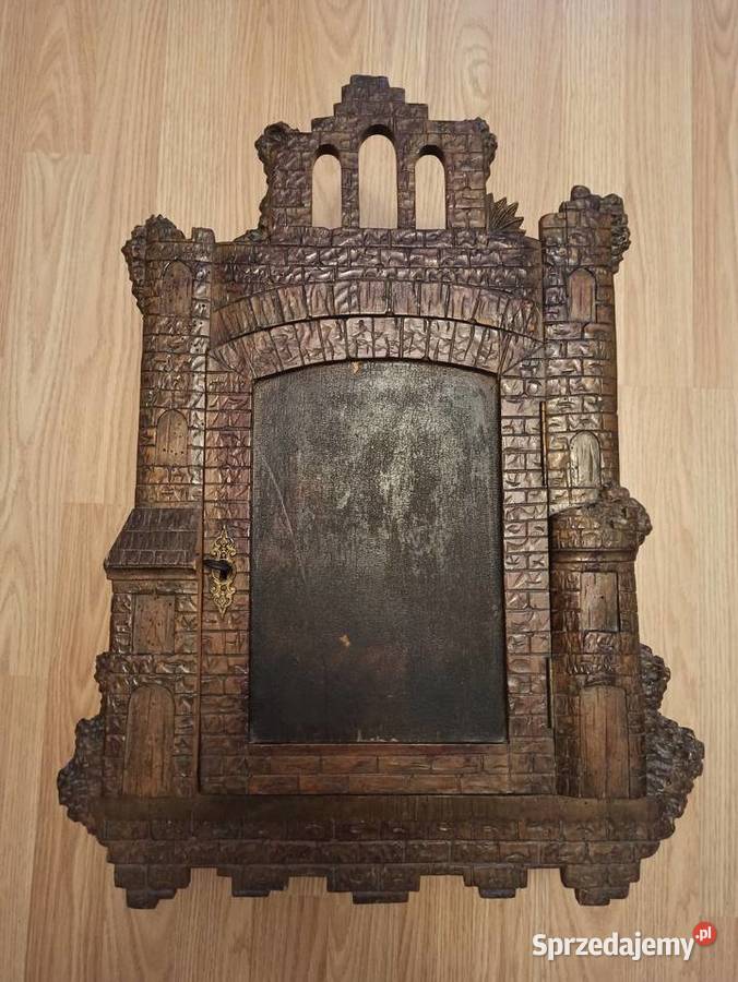 Antyk z początku XX wieku drewniana szafka w Dębowiec