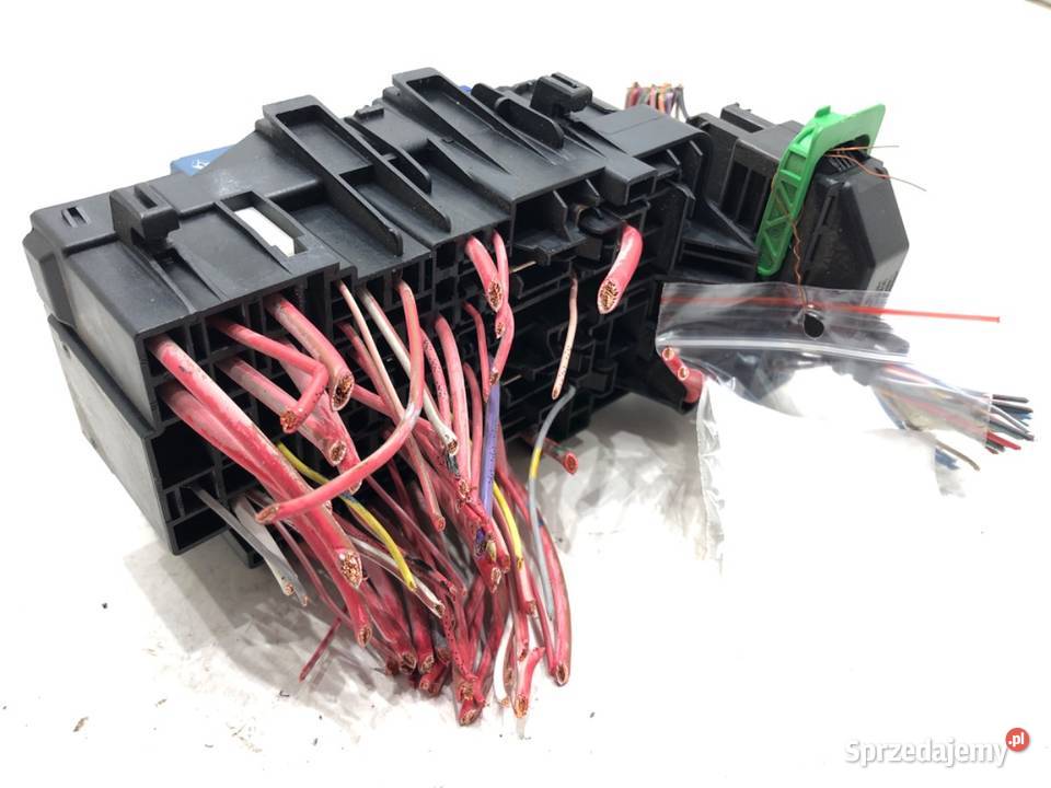 SKRZYNKA BEZPIECZNIKÓW RENAULT MEGANE III