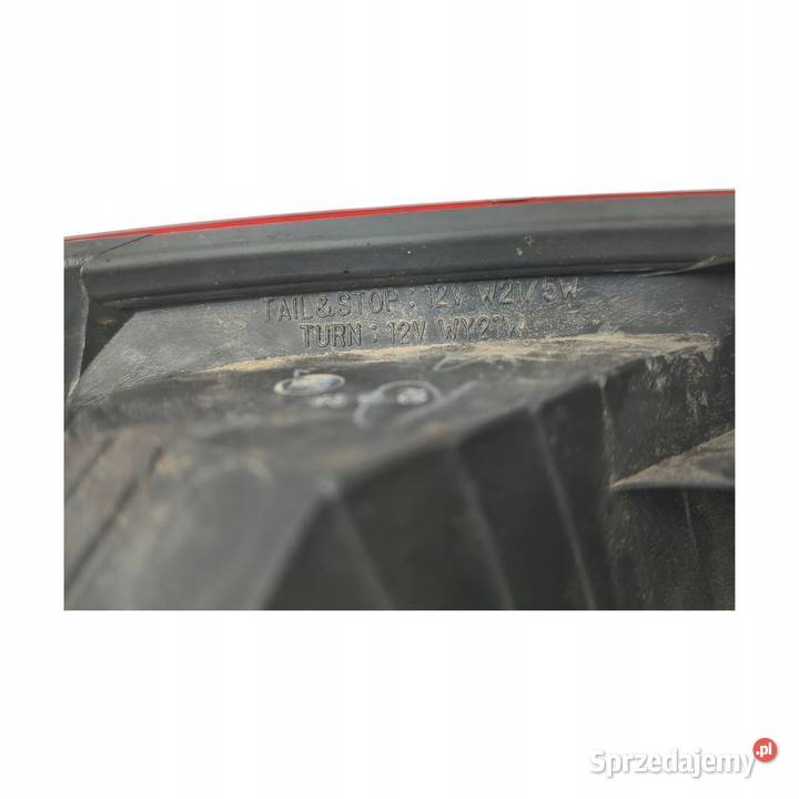 LAMPA PRAWA Toyota Avensis Verso II 20012006