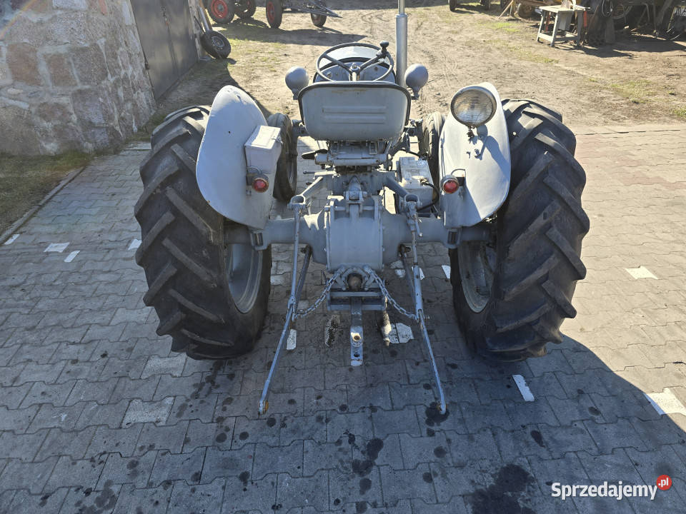 Zabytkowy ciągnik MASSEYHARRISFERGUSON TEF 20 Baliki