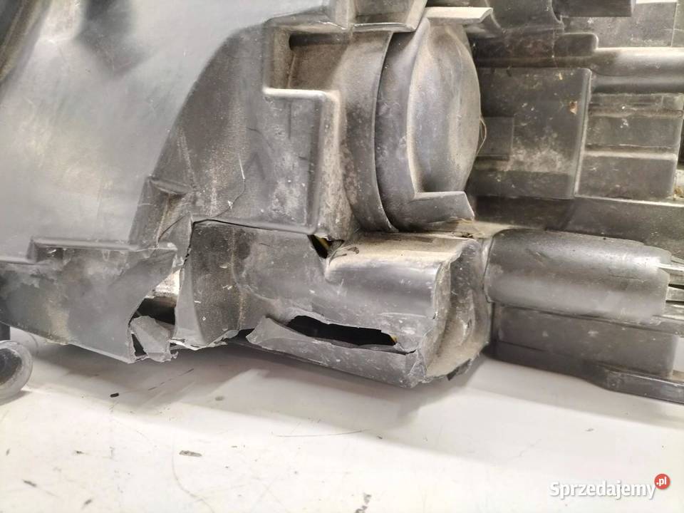 LAMPA PRZÓD PRAWA EU PRZED LIFT USZKODZONA