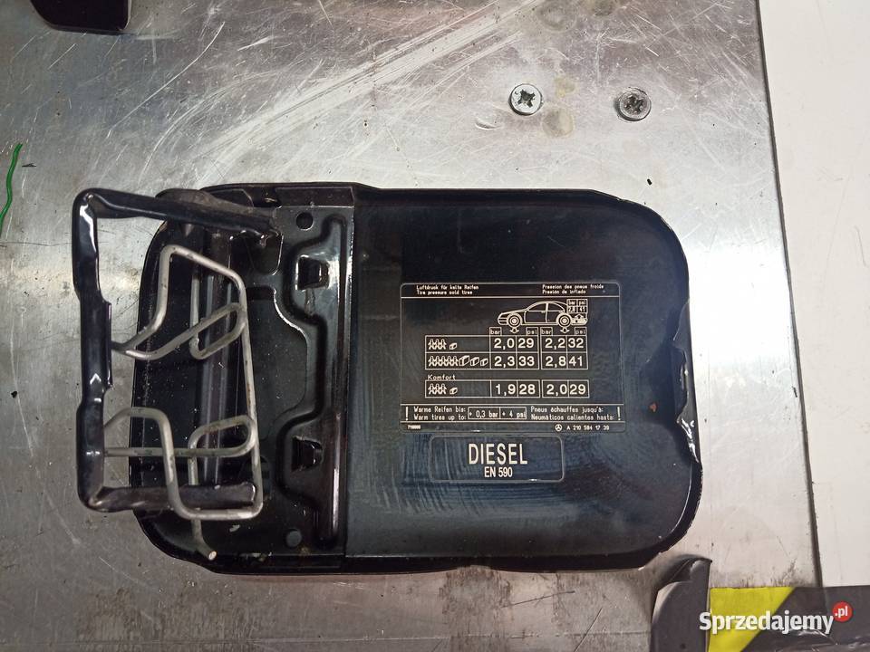 Klapka wlewu paliwa Mercedes W210 sedan lift Rok produkcji 2001 Pudliszki