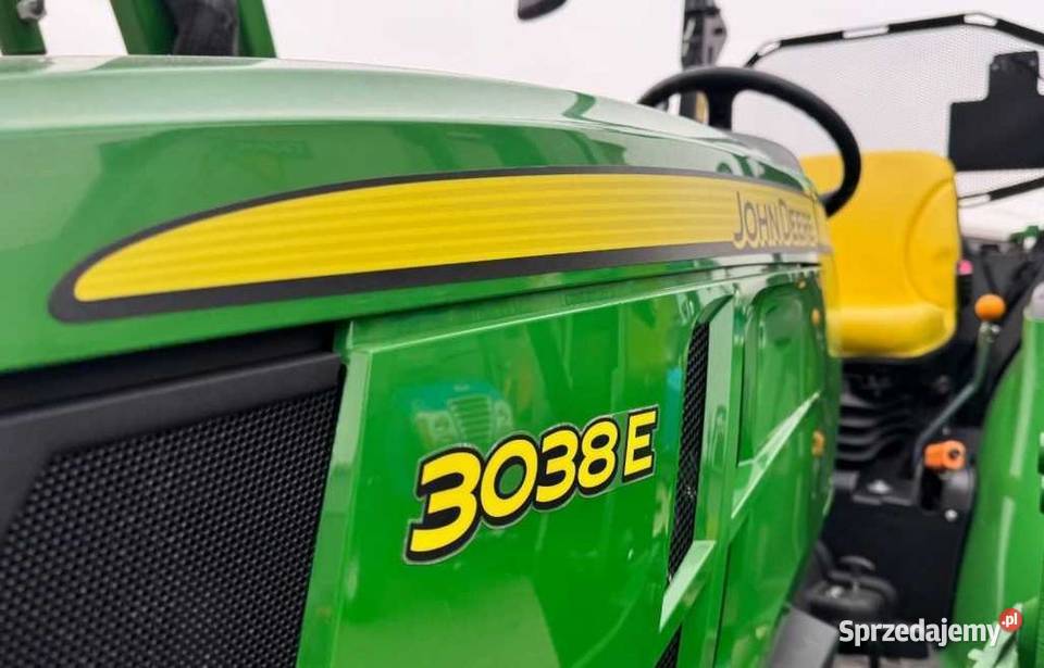 Ciągnik Traktor John Deere 3038E z ładowaczem