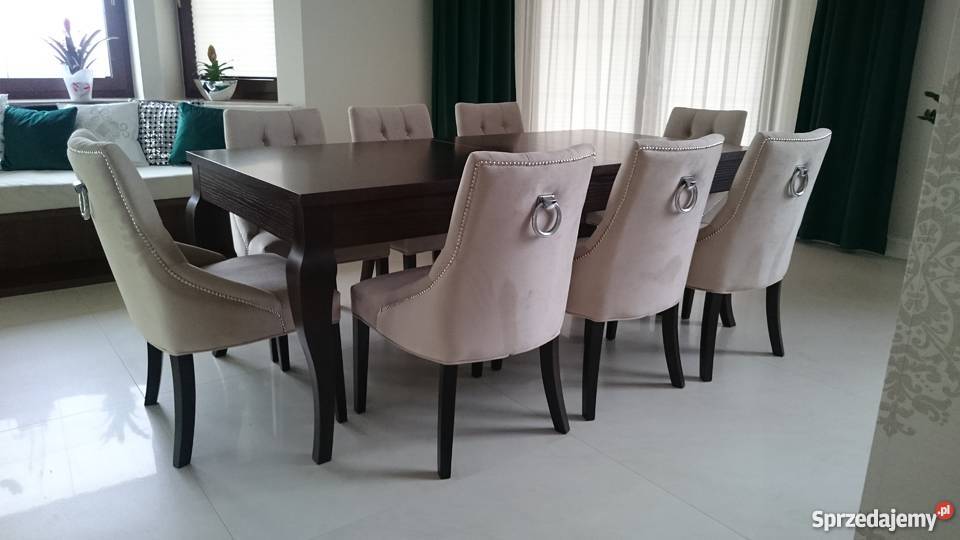 Eleganckie nowe krzesło tapicerowane z kołatką chesterfield