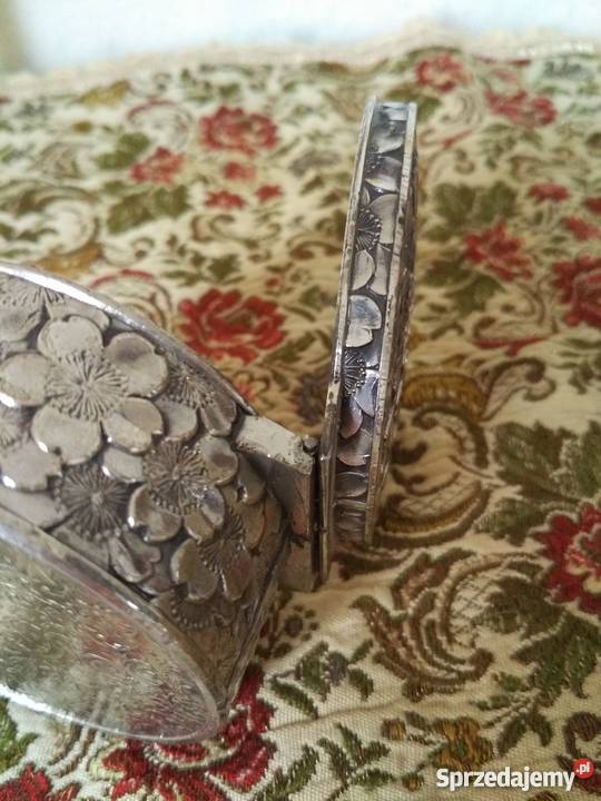 Okrągłe puzederko na biżuterięmetalowe Ropa