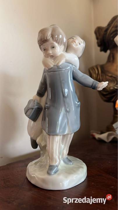 Figurka chłopca z teczką i z dziewczynką Z Gdańsk