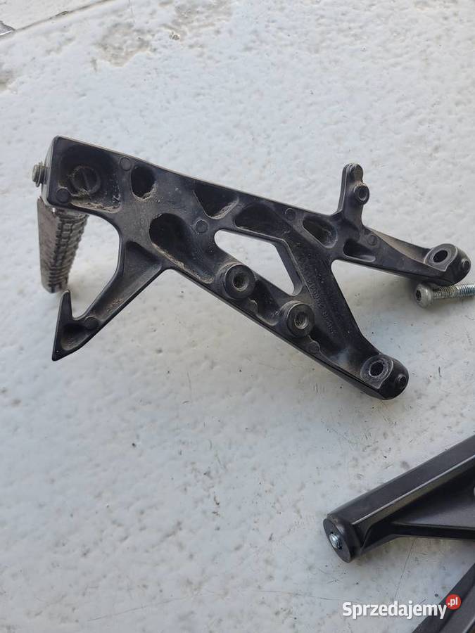 Suzuki gsx 8 R S podnóżek set prawy lewy Nowy Tomyśl