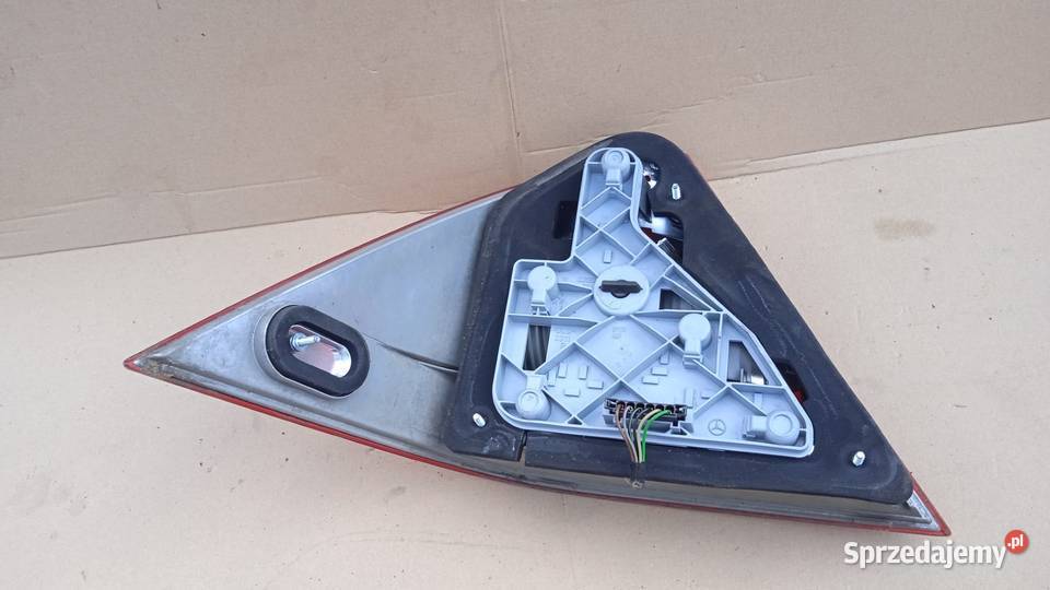MERCEDES W203 SEDAN LAMPA TYŁ PRAWA osobowe wielkopolskie Zbierkowo