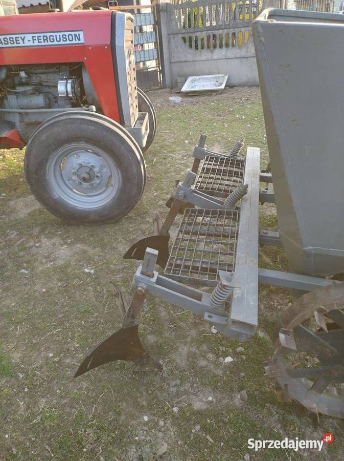 Sadzarka polska kubełkowa 2 sztuki nieuszkodzony Siewniki i sadzarki Przasnysz sprzedam