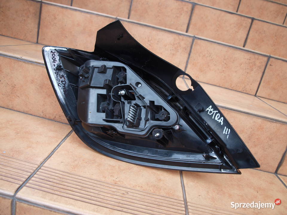 Opel Astra 3 H lampa prawa tył hatchback 2004