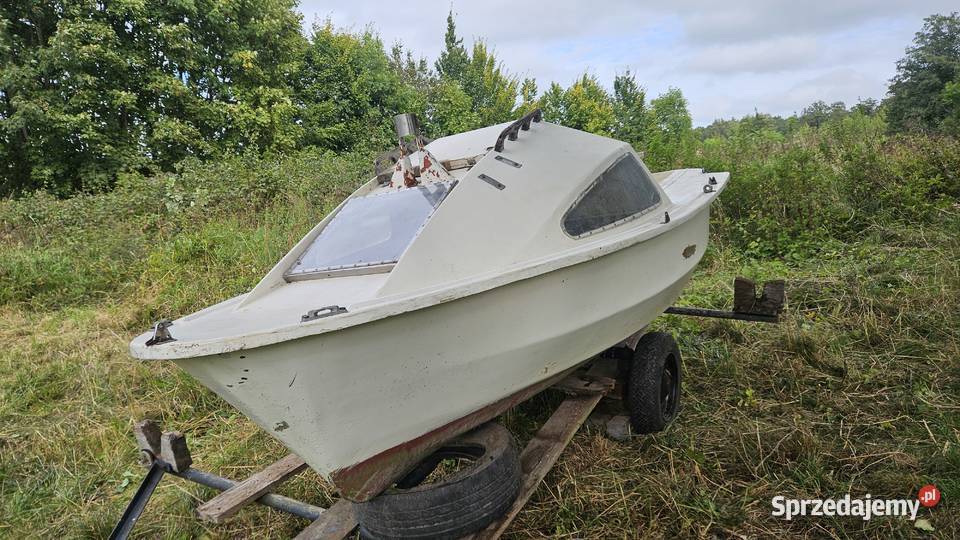 Mała żaglówka i łódka na ryby