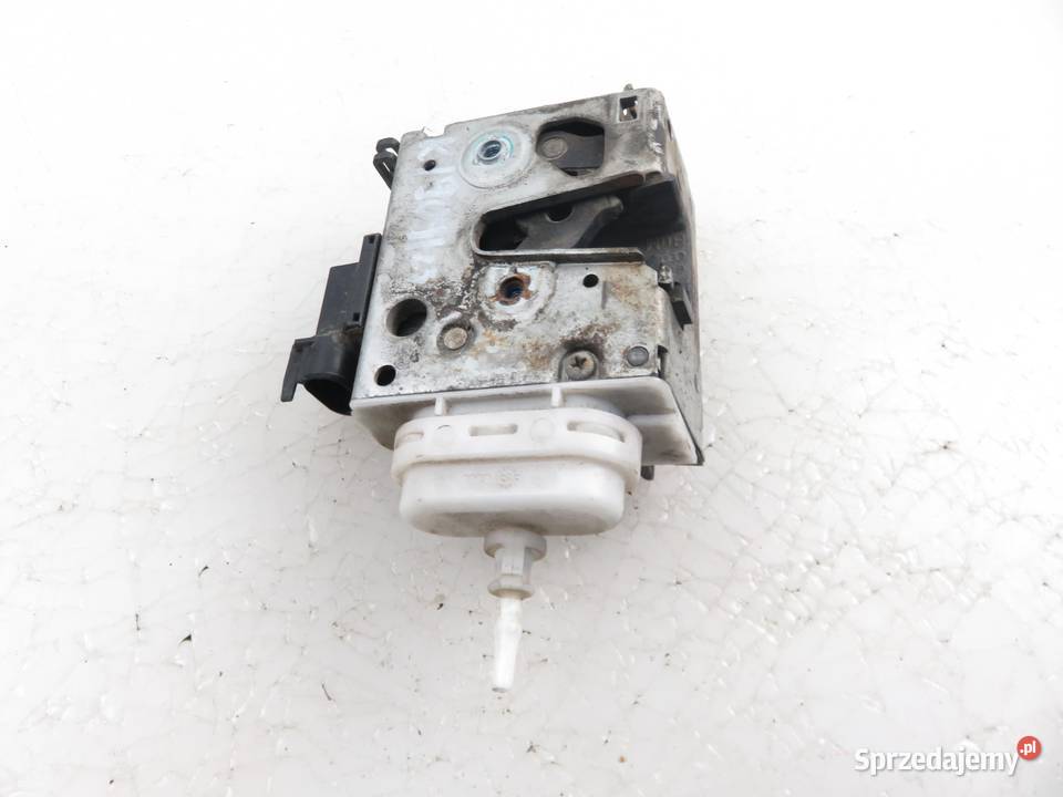 ZAMEK PRAWY PRZEDNI AUDI A4 8D1837016A