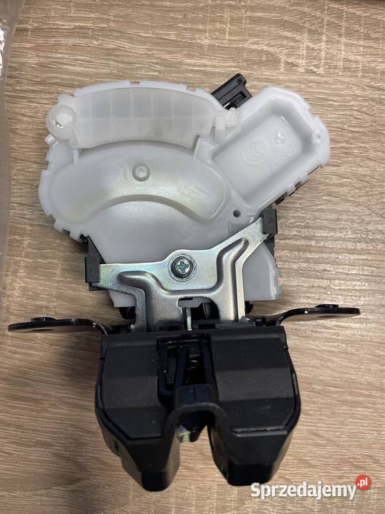 Mazda 2 zamek tylnej klapy tył DL DJ