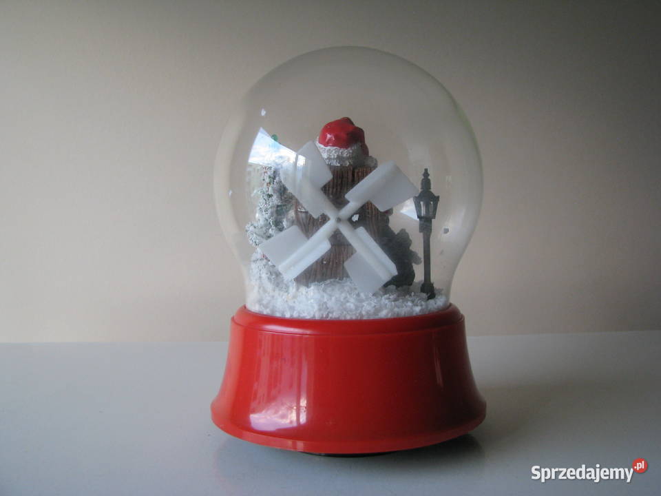 Duża obracająca się i świecąca kula śnieżna z Boże Narodzenie