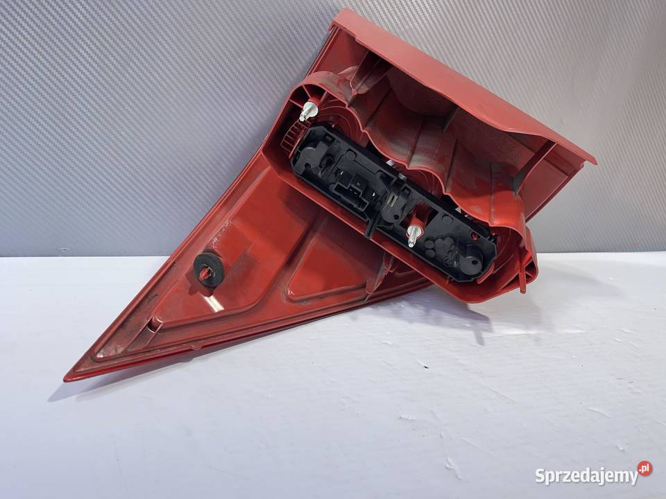PEUGEOT 1007 PRAWA LAMPA TYŁ CAŁA Oświetlenie sprzedam