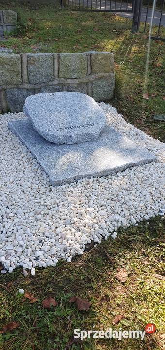 Nagrobek skałkowy na urnęgranit strzegomski 1067