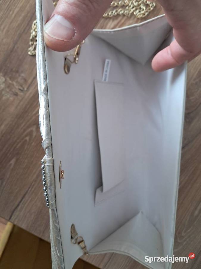 beżowa torebka kopertówka ze złotym łańcuszkiem Kopertówka