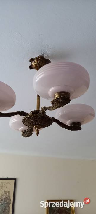 Mosiężny czteroramienny żyrandol z kloszami Antyki