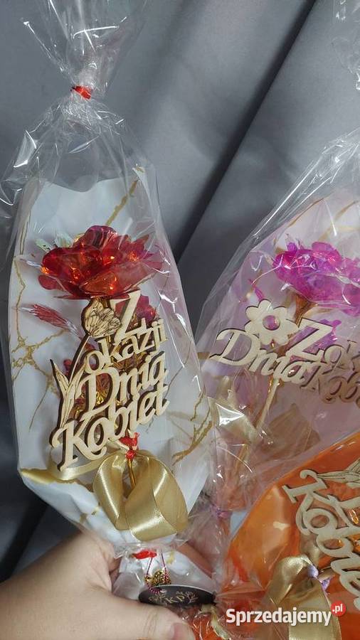 Róża na Dzień Kobiet z napisem Rybnik