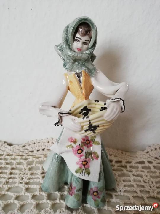 Figurka porcelanowa Kobieta w chuście z koszem małopolskie Gorlice