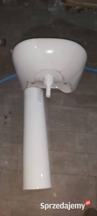 Umywalka ze stopką widoczna na zdjęciu Sonina sprzedam