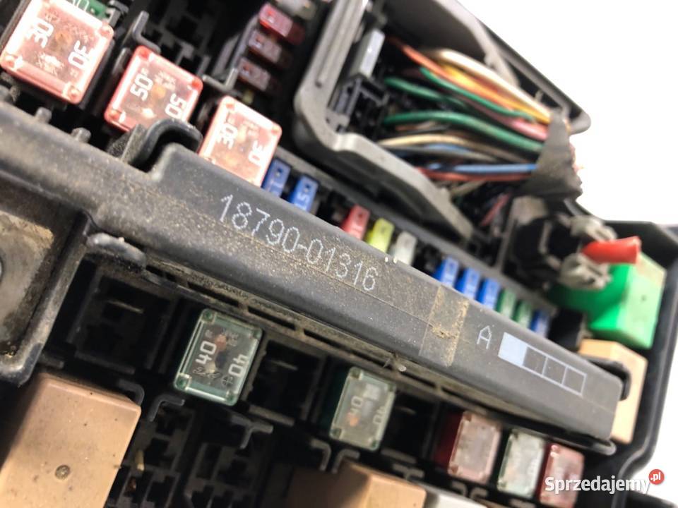 SKRZYNKA BEZPIECZNIKÓW HYUNDAI SANTA FE III