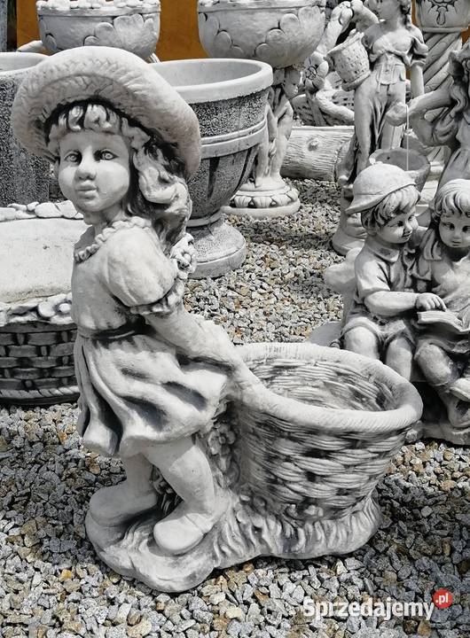 FIGURA OGRODOWA BETONOWA DZIEWCZYNKA Z KOSZEM Nysa