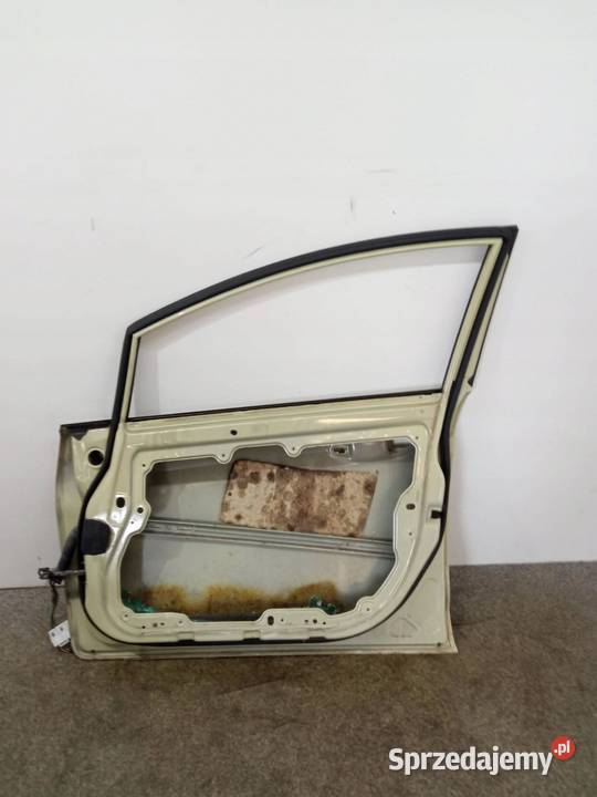 DRZWI PRAWE PRZÓD 49 LEKKO USZKODZONE Ford osobowe Drzwi