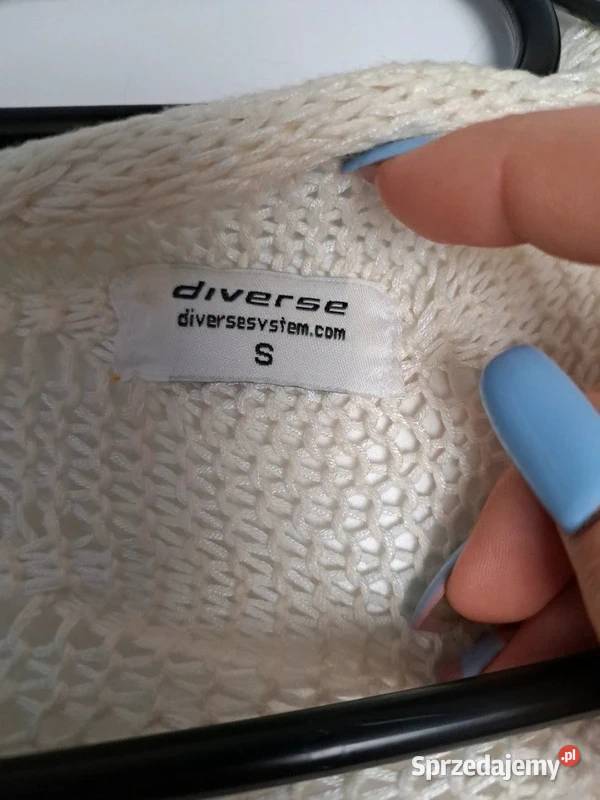 Ażurowy kardigan Diverse S romantyczny styl i biały